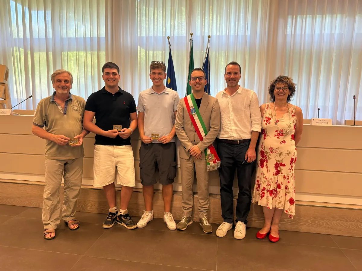 Premiati i tre ragazzi che hanno salvato il leccio che stava bruciando per un wurstel