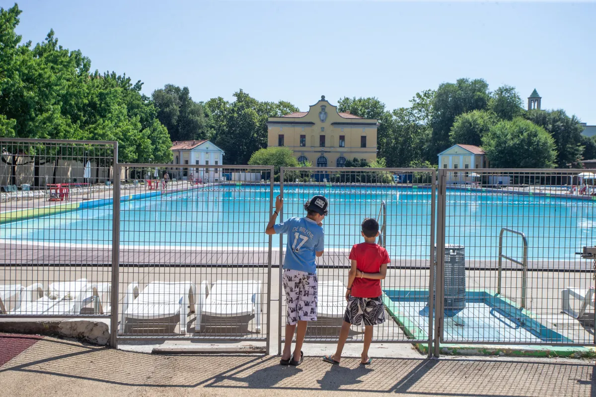 Milano, entrano di notte in una piscina chiusa: 28enne muore annegato, indagati gli amici