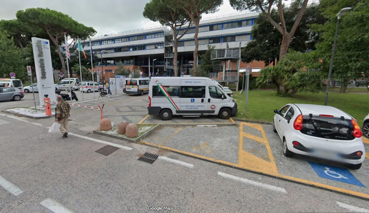 Tragedia a Lido di Camaiore, uccide l'ex moglie ricoverata in ospedale e si suicida
