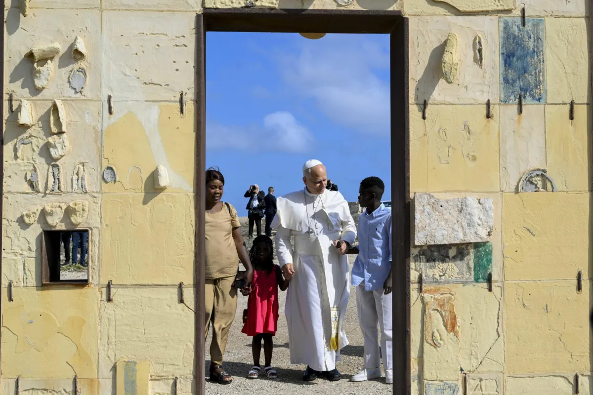 Perché a Lampedusa (nel nome di "O' scià") col Papa c'era anche Claudio Baglioni 