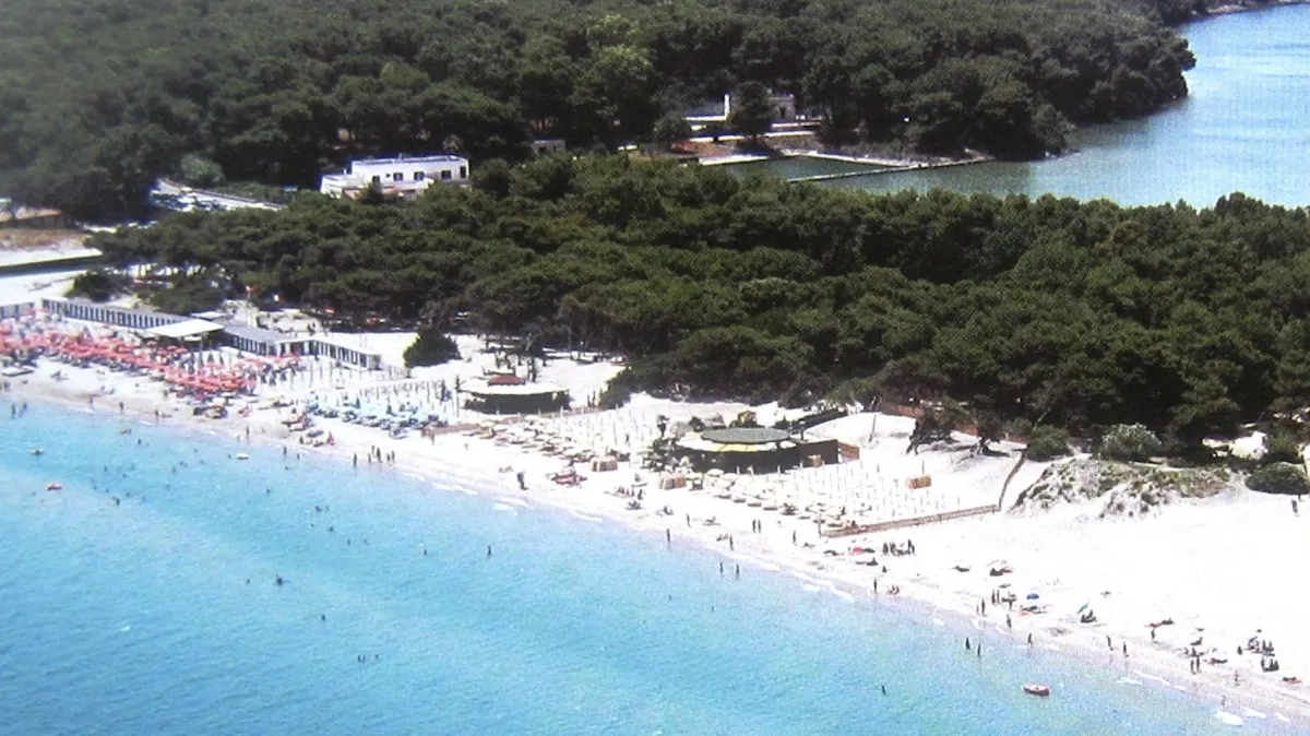 Tragedia a Otranto, salva i figli gemelli in mare e muore: papà stroncato da un malore