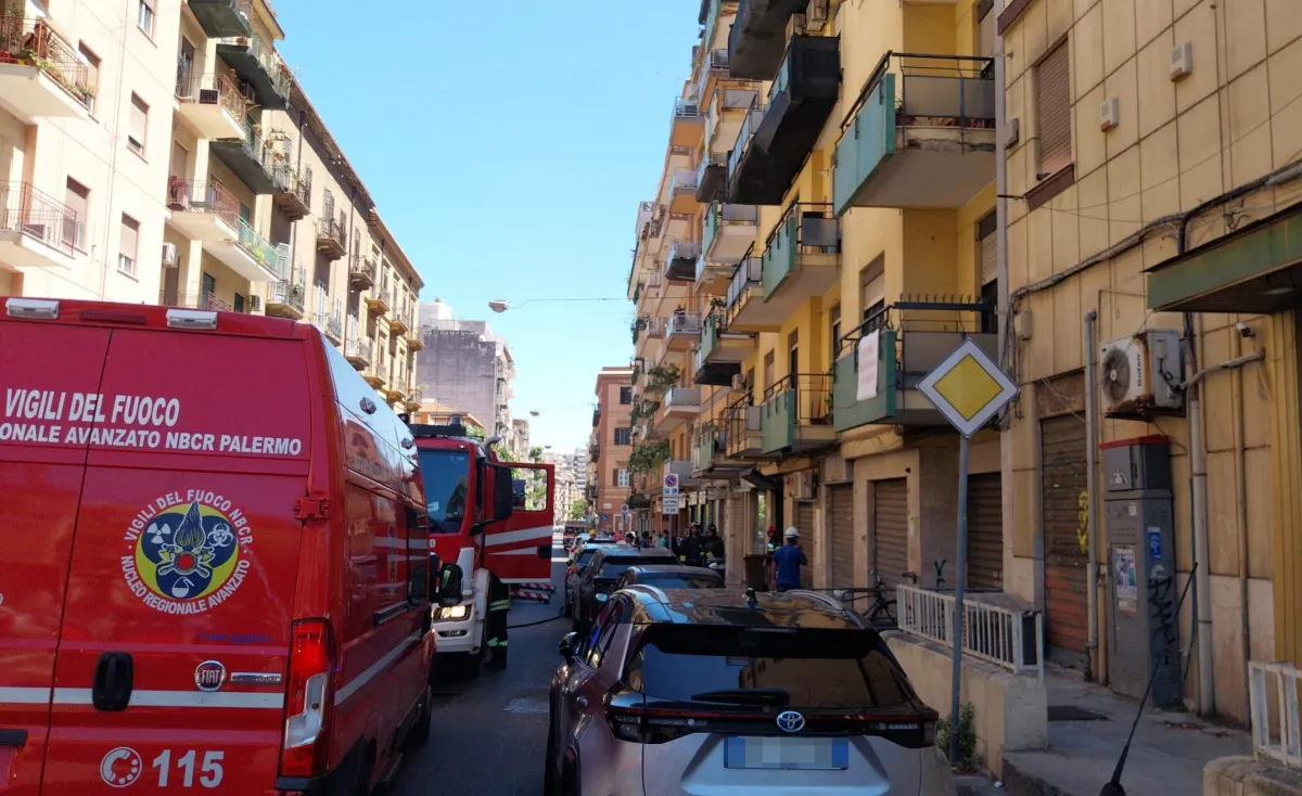 Palermo, 53enne ucciso a coltellate in via Sampolo: coinquilino si barrica in casa e apre il gas