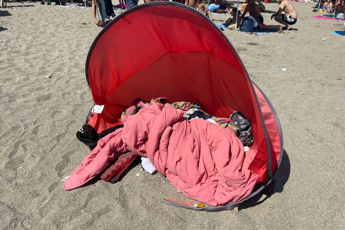 Savona, 36enne accoltellato in spiaggia davanti ai bagnanti: morto in ospedale, è caccia al killer