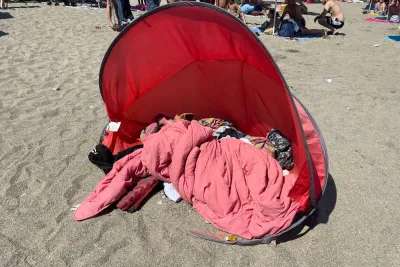 Savona, 36enne accoltellato in spiaggia davanti ai bagnanti: morto in ospedale, è caccia al killer