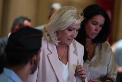 Marine Le Pen condannata, ma può candidarsi all'Eliseo