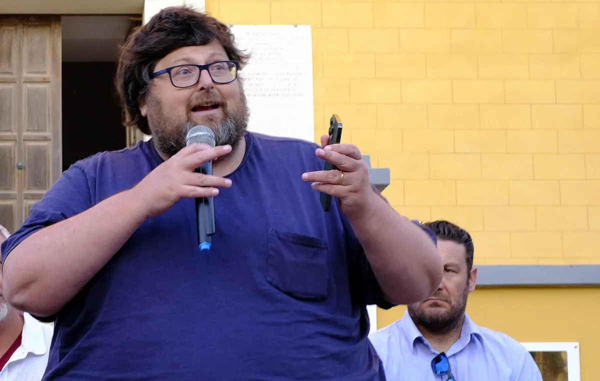 Mario Adinolfi arrestato, le accuse di truffa ed evasione fiscale per la "scommessa collettiva"  