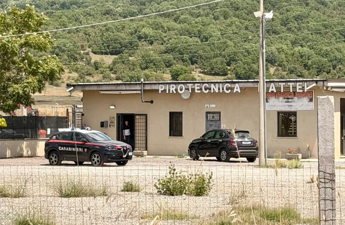 Rieti, esplosione in una fabbrica di fuochi d'artificio: morti madre e figlio, aperta un'inchiesta