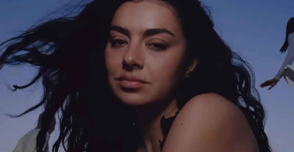 "Music Fashion Film", tutto sul concept album di Charli XCX: moda e cinema con David Cronenberg