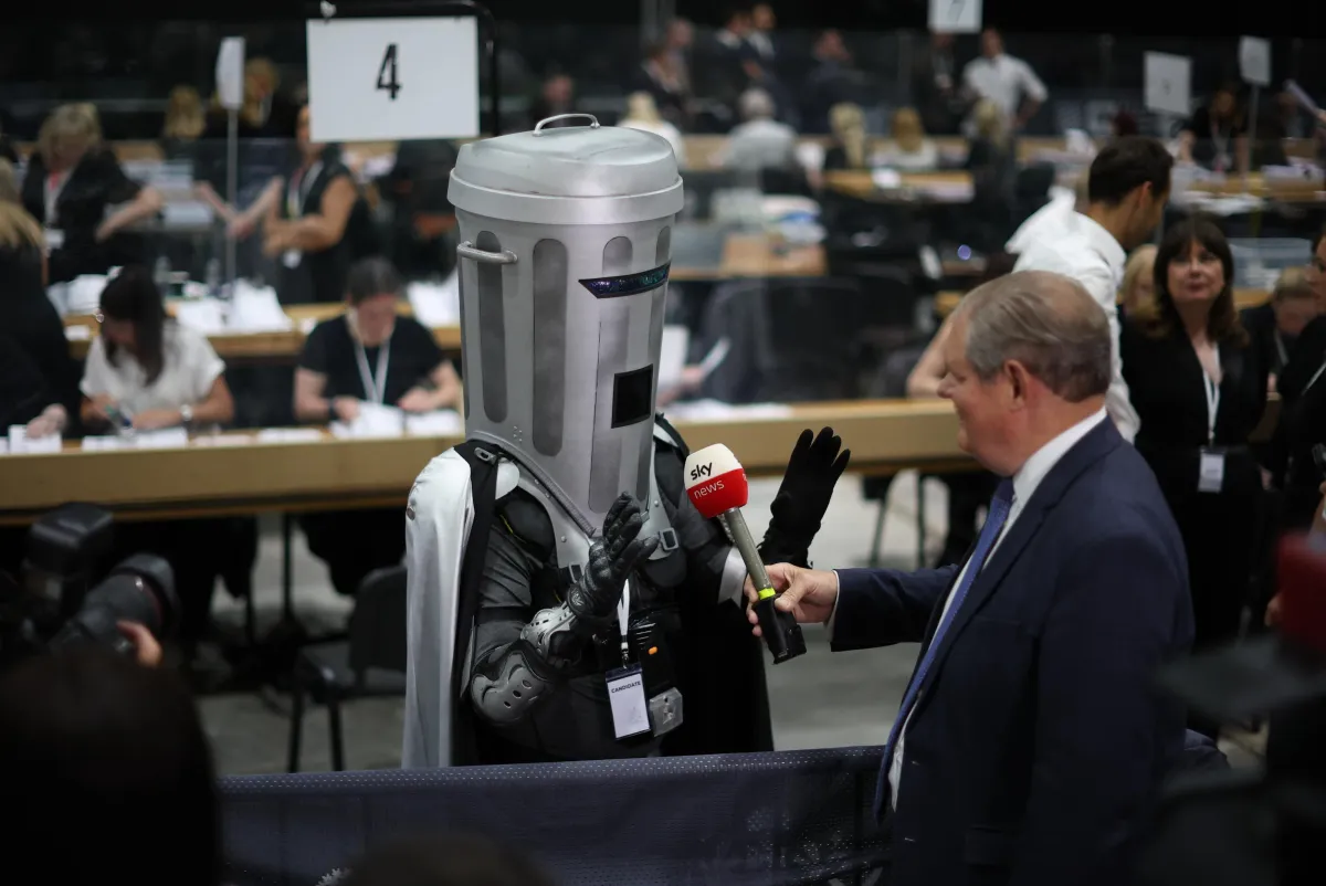 Scommessa elettorale di Farage: chi è Count Binface, il bidone della spazzatura che potrebbe essere il suo unico avversario