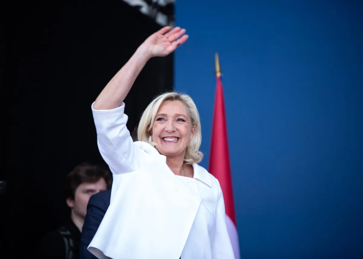 Francia 2027, Marine Le Pen lancia la corsa all'Eliseo e vola nei sondaggi