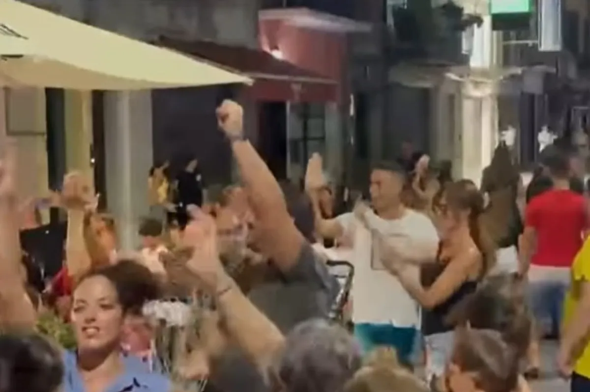 Perché si parla del dito medio della moglie di Vannacci: a chi l'ha rivolto, per quale motivo (e chi l'ha fatto prima di lei)