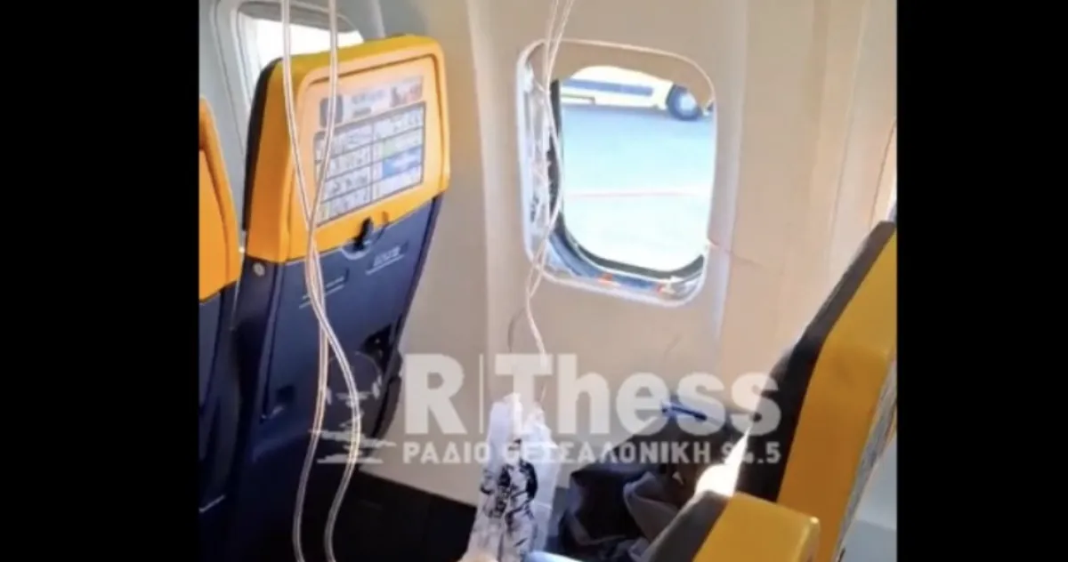 Panico sul volo Ryanair, si rompe un finestrino della cabina: 61enne trattenuto per non essere risucchiato