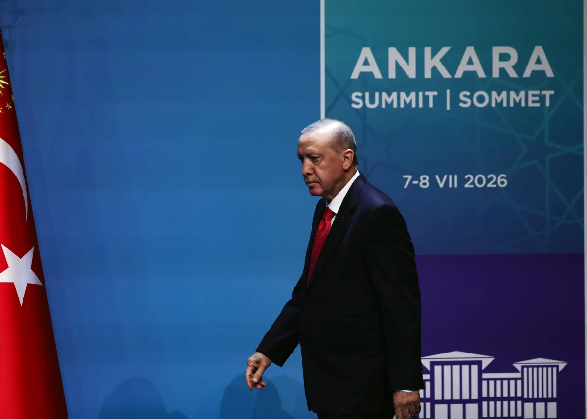 Una pistola per ogni leader: perché il regalo di Erdogan al vertice NATO fa discutere