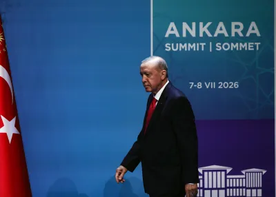 Una pistola per ogni leader: perché il regalo di Erdogan al vertice NATO fa discutere