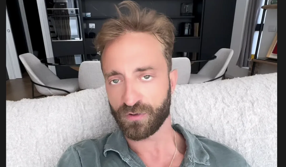 L'inviato delle Iene Stefano Corti morso da una zecca in Africa: cos'è la rickettsiosi e quali sono i sintomi