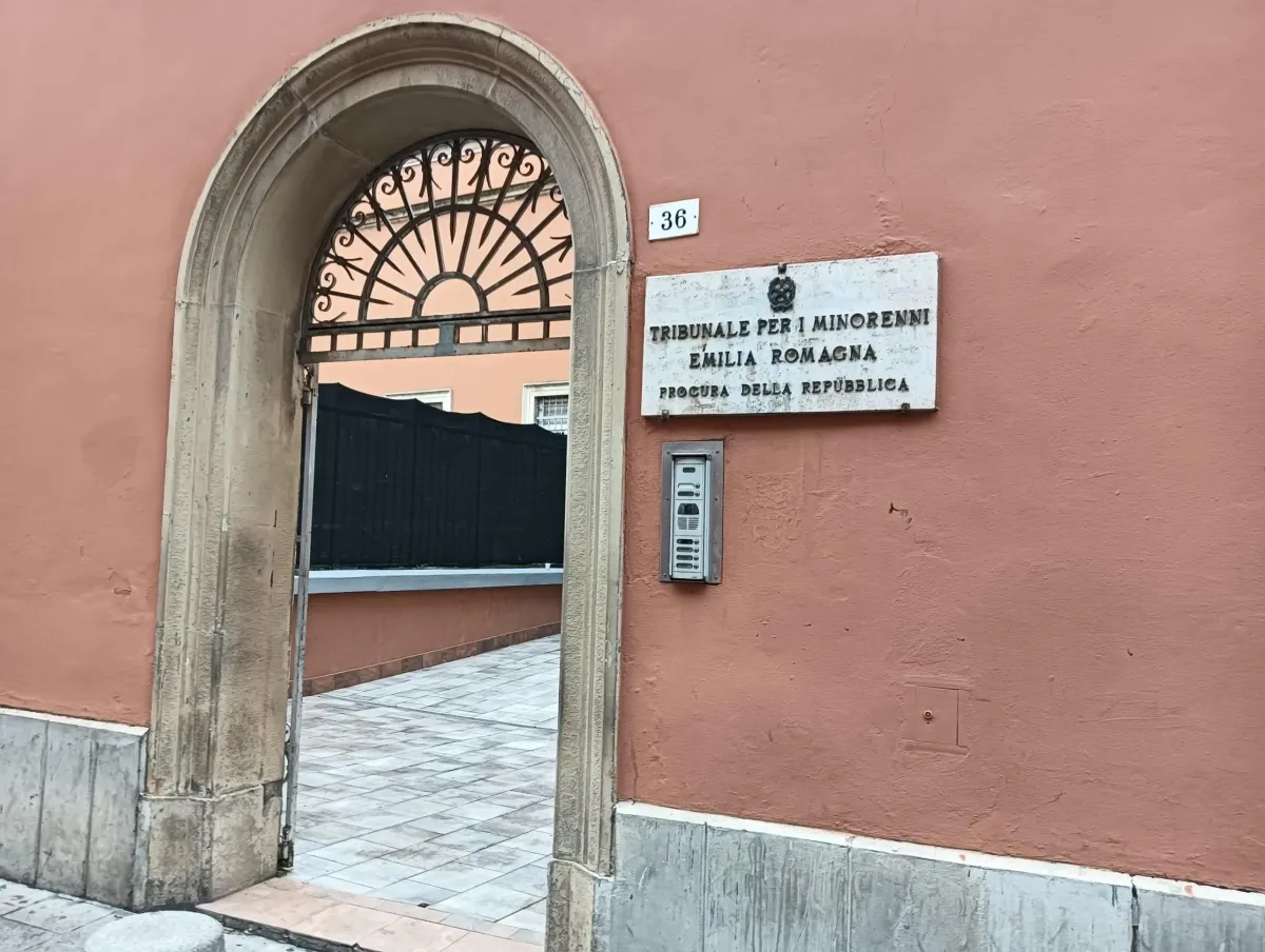 Shock a Bologna, minorenne attirato in un parco e aggredito dal branco: picchiato per "futili motivi"