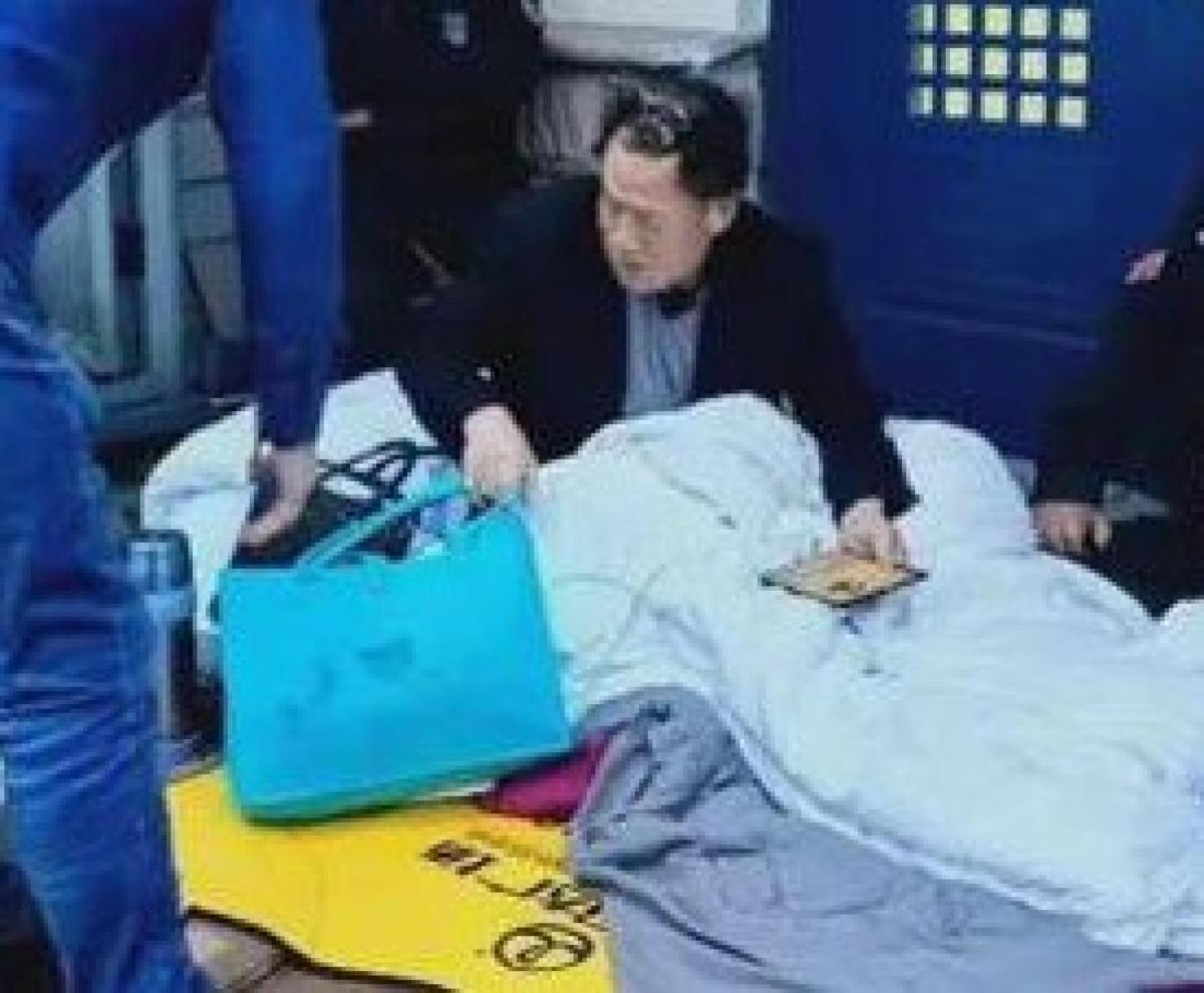 Cina, virologo che ha scoperto genoma Covid dorme in strada per protesta: è stato sfrattato dal laboratorio | FOTO