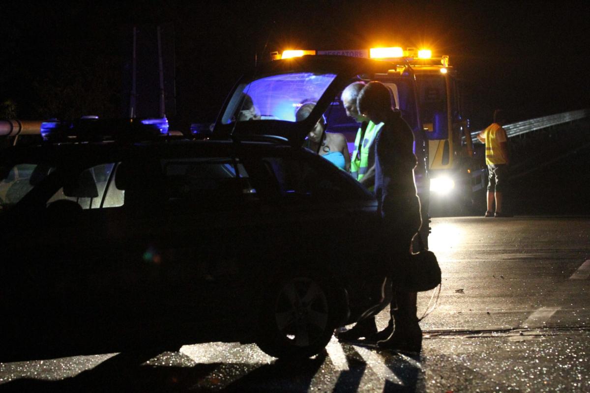 Bari, incidente in A14 tra Molfetta e Bitonto: scontro tra due auto e un tir, un morto ed un ferito. Chiuso un tratto dell’autostrada
