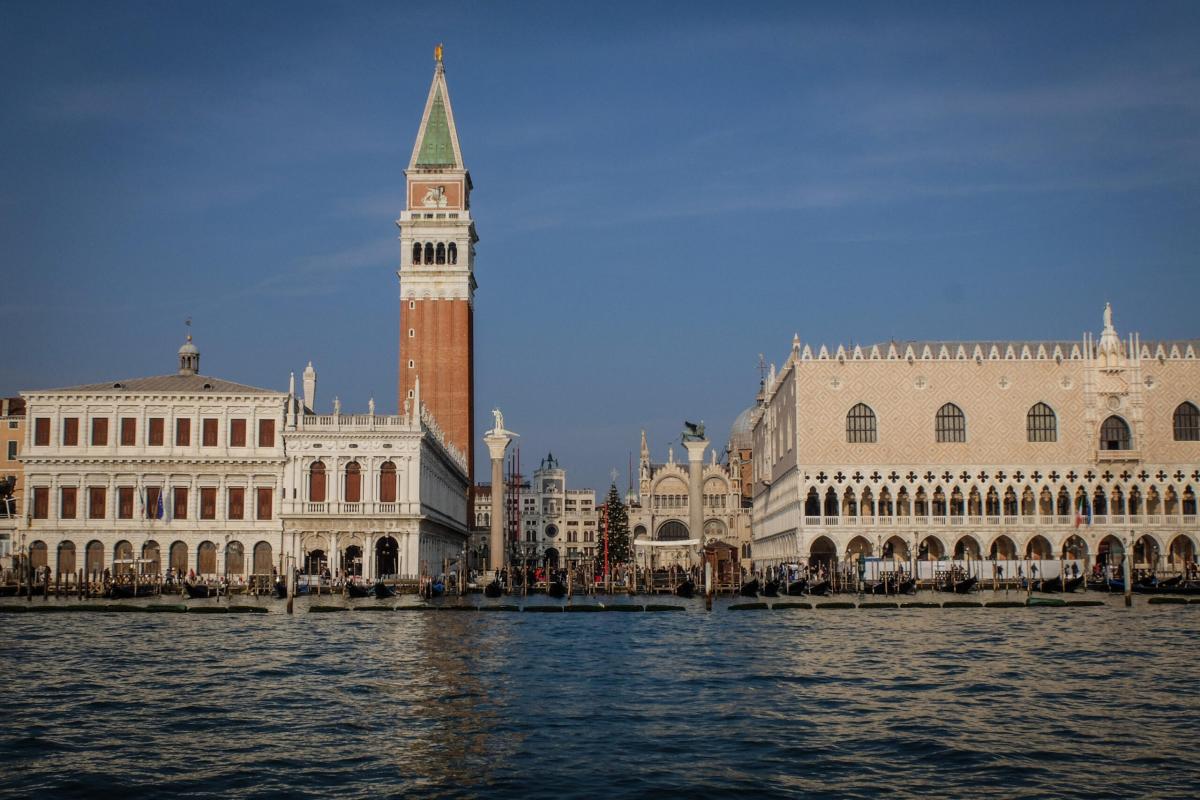 Venezia, cadono pezzi di cemento armato dal campanile di San Marco: disposti accertamenti