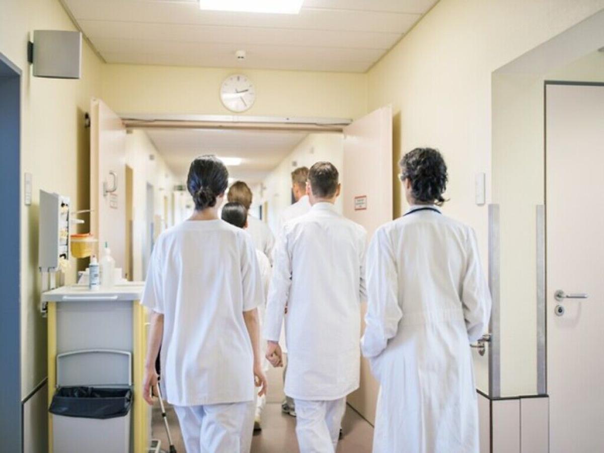 Aumenti stipendi per infermieri e tecnici della sanità di 158 euro al mese in arrivo: buste paga più alte per 600mila dipendenti PA