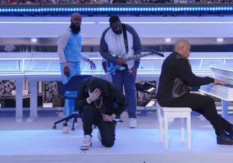 Eminem era in ginocchio contro il razzismo al Super Bowl