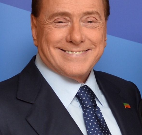 Berlusconi non molla