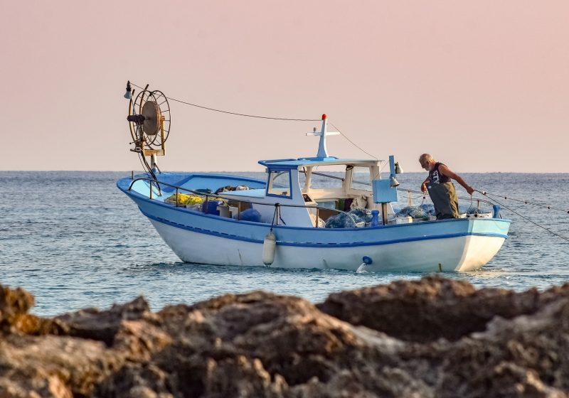 Un pescatore trova un tesoro da 10 milioni di lire in spiaggia