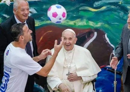 Papa Francesco e il pallone della pace