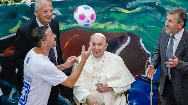 Papa Francesco e il pallone della pace