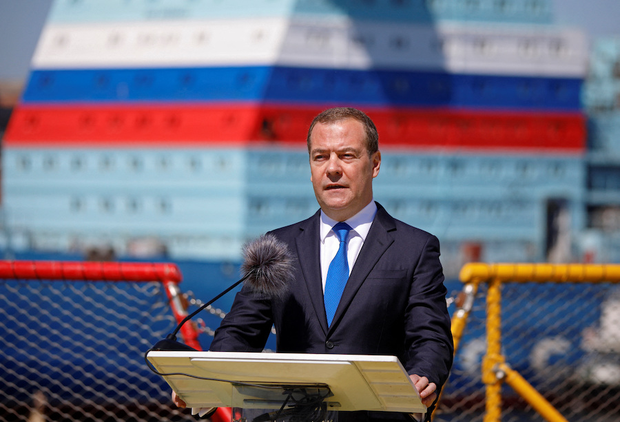 Guerra in Ucraina, annuncio choc di Medvedev: “Colpiremo L’Aia con i nostri missili”