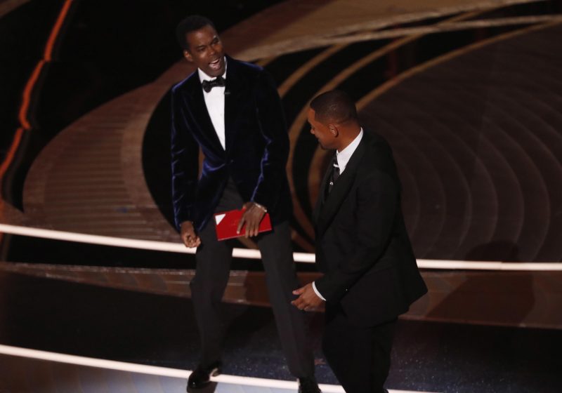 Chris Rock schiaffeggiato da Will Smith, notte degli Oscar 2022