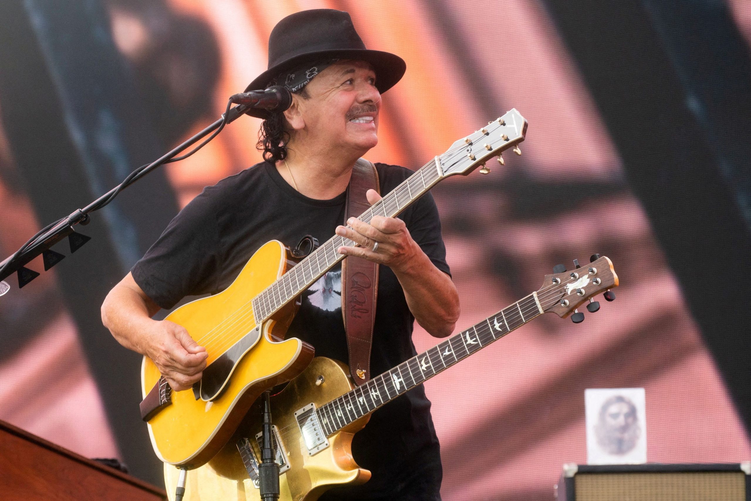 Carlos Santana news il chitarrista è svenuto durante un concerto