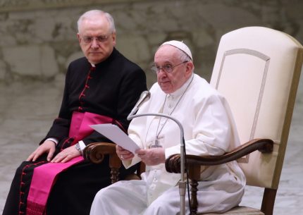 Il cardinale Becciu reintegrato dal Papa