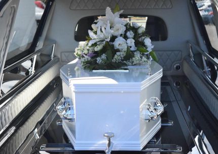 funerale delle sorelle uccise dal treno