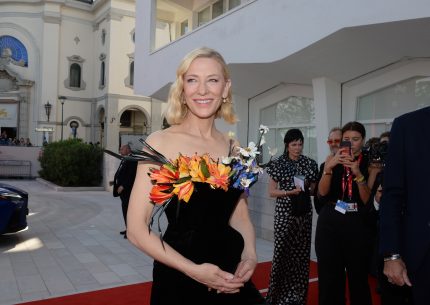 Cate Blanchett regina a Venezia 79 sul red carpet