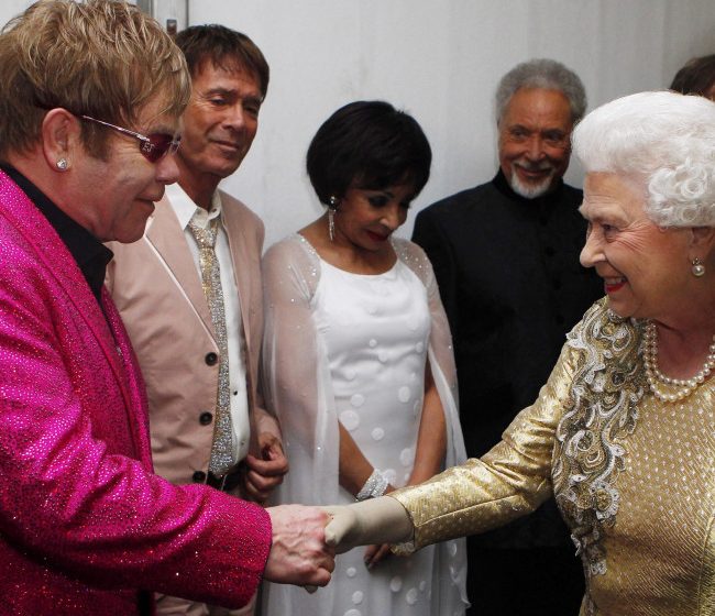 Attori e musicisti rendono omaggio alla Regina Elisabetta
