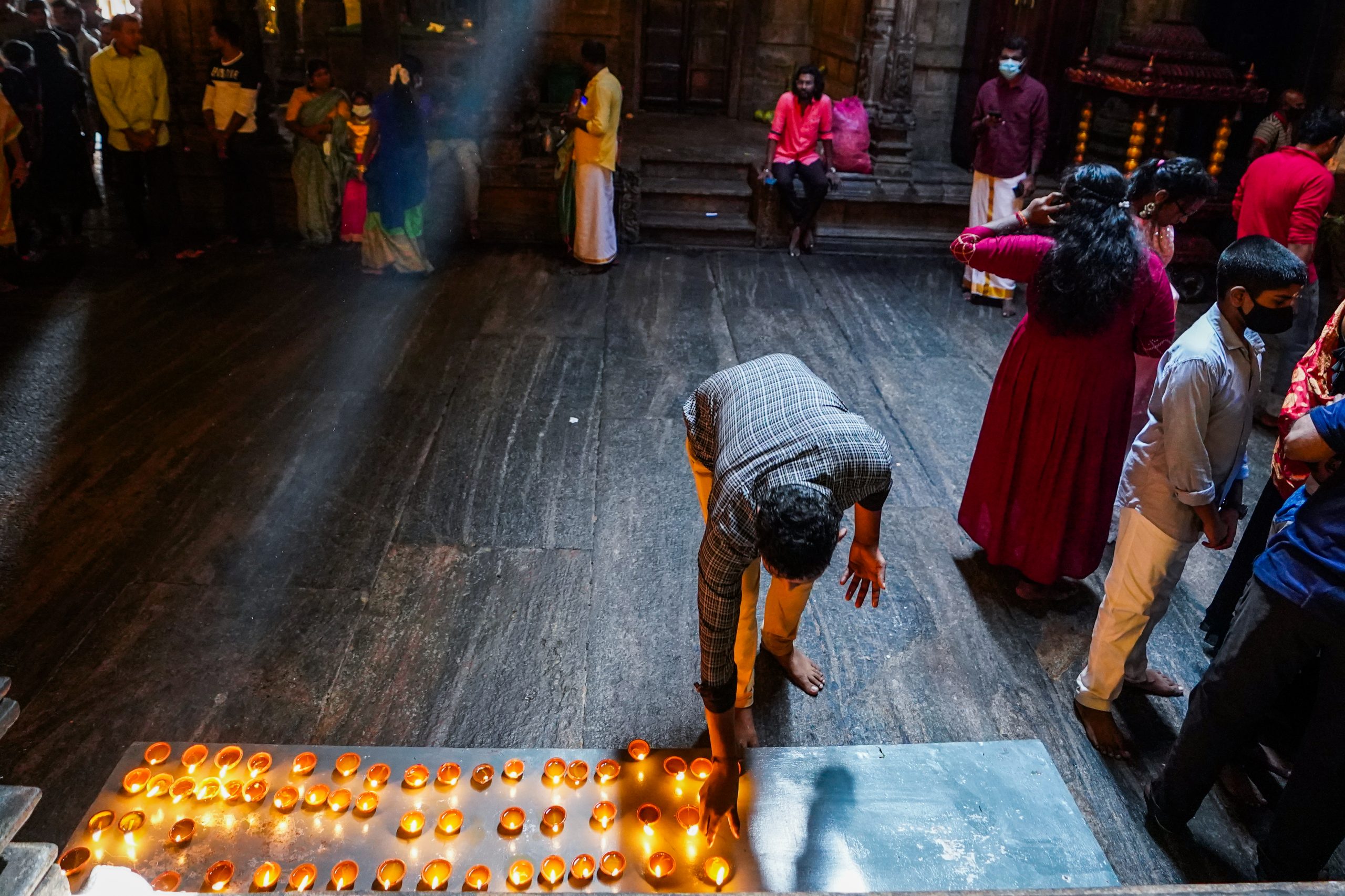 24 ottobre 2022 - Fedeli celebrano il Diwali nella città di Colombo, in Sri Lanka (foto di Reuters)