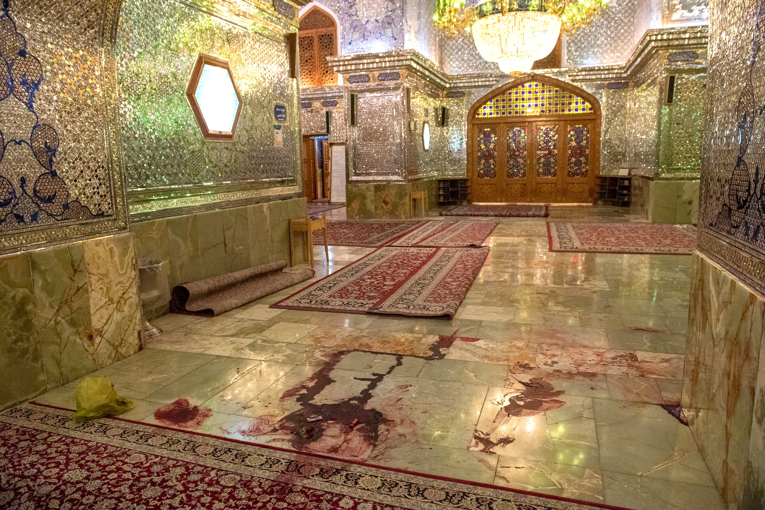 26 ottobre 2022 - Il mausoleo di Shiraz, nell'Iran meridionale, dopo l'attentato rivendicato dall'Isis (foto di Reuters)