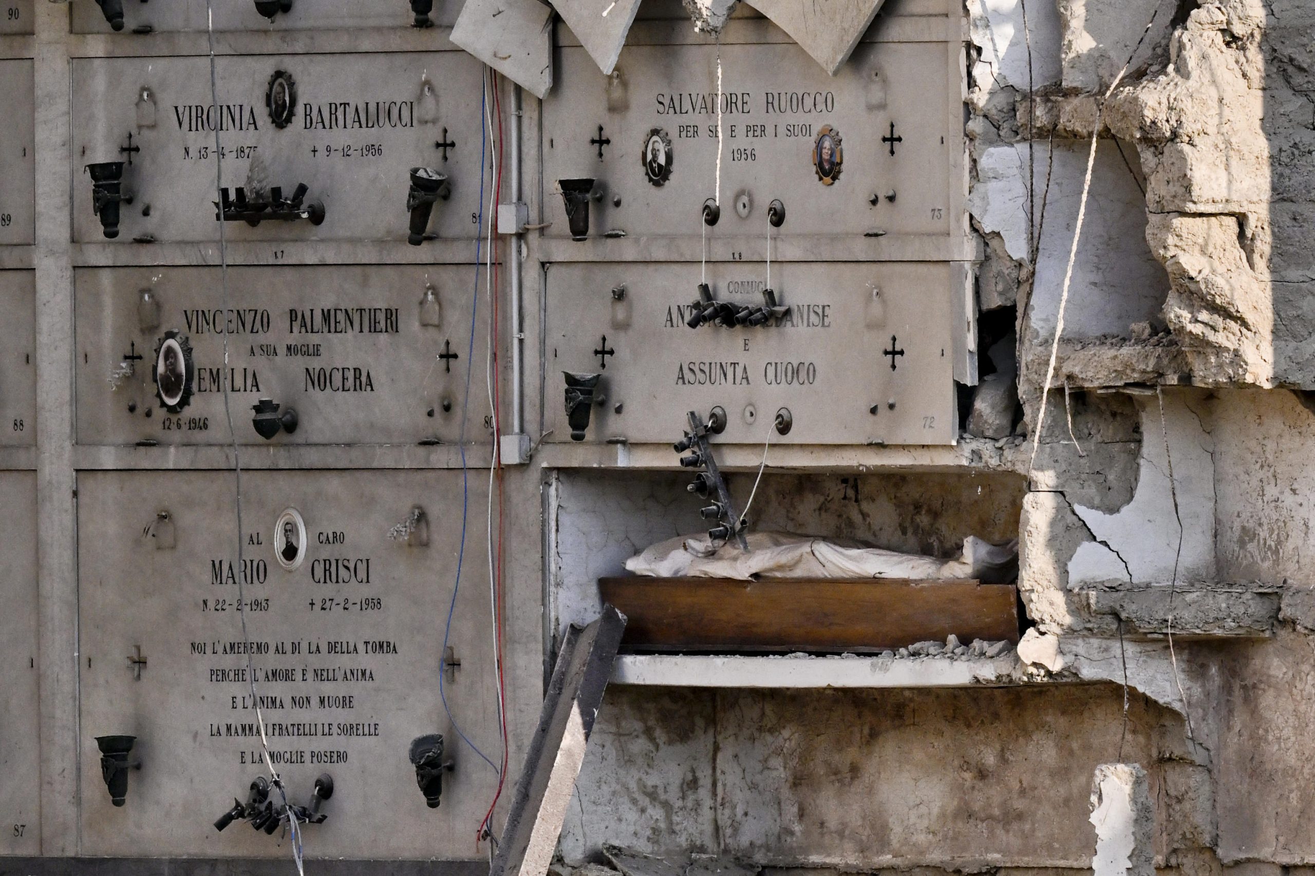 Crollo in cimitero Napoli: bare in bilico e salme visibili