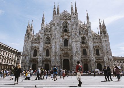 Duomo milano adotta statua