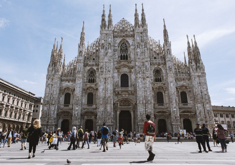 Duomo milano adotta statua