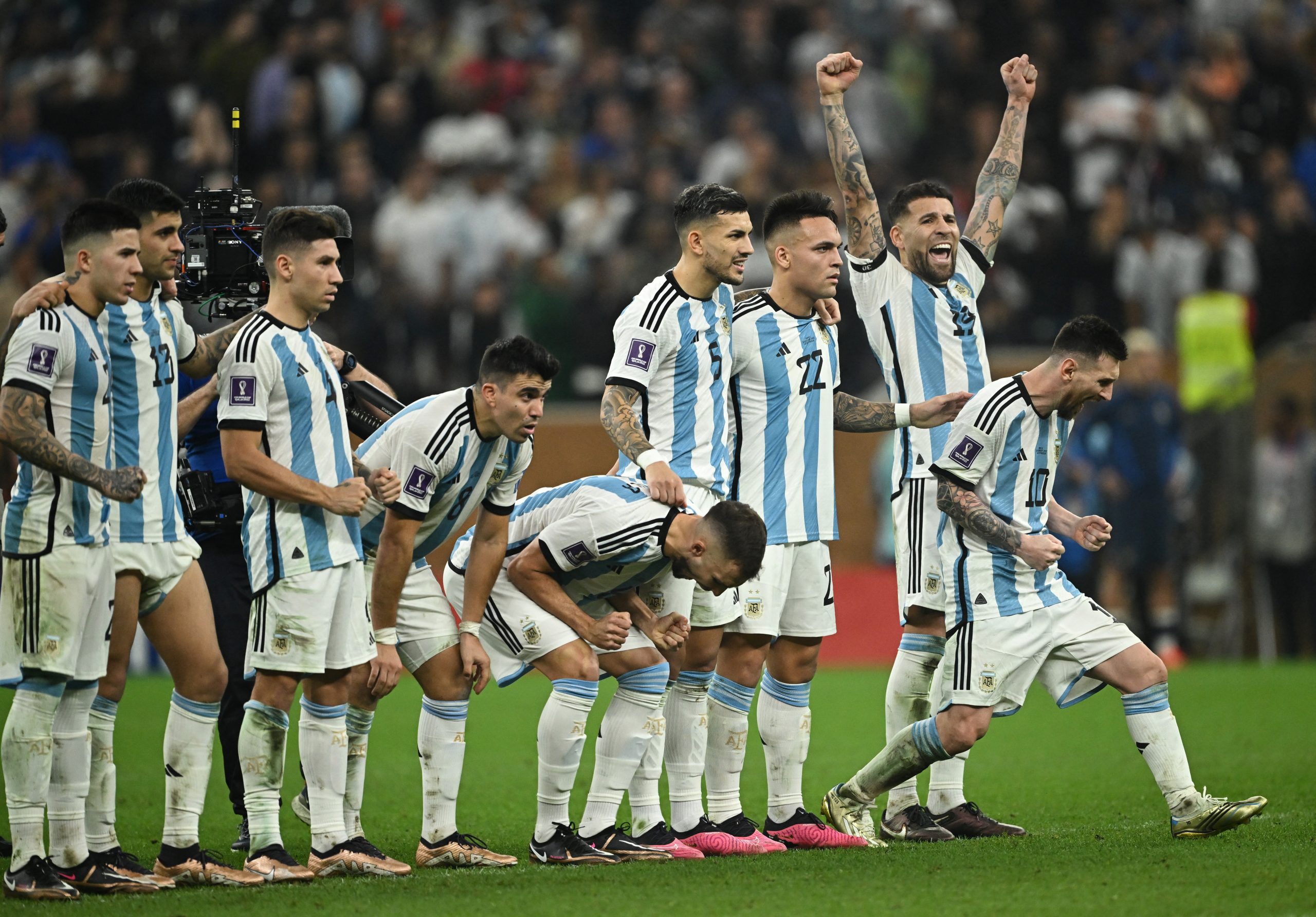 Результаты футбола аргентина. Месси Аргентина 2022 чемпион. Месси сборная Аргентины ЧМ 2022. Сборная Аргентины на ЧМ 2022.