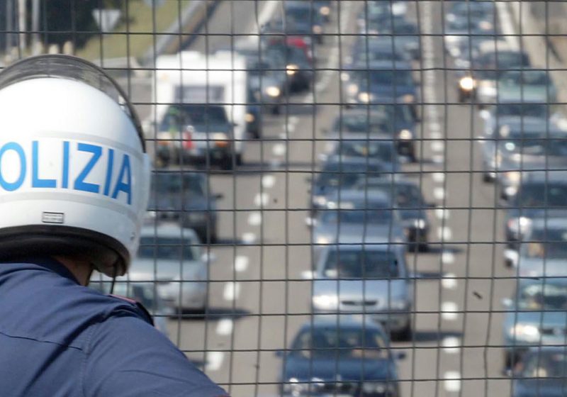 Sgombro via Stalingrado Bologna traffico in tilt sgombero attivisti