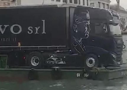 Polemica per il camion con immagine di Mussolini