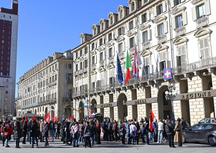 Un momento della manifestazione di protesta organizzata dal sindacato dei lavoratori della comunicazione davanti al palazzo della regione Piemonte in piazza Castello, Torino, 23 febbraio 2022 ANSA/ALESSANDRO DI MARCO