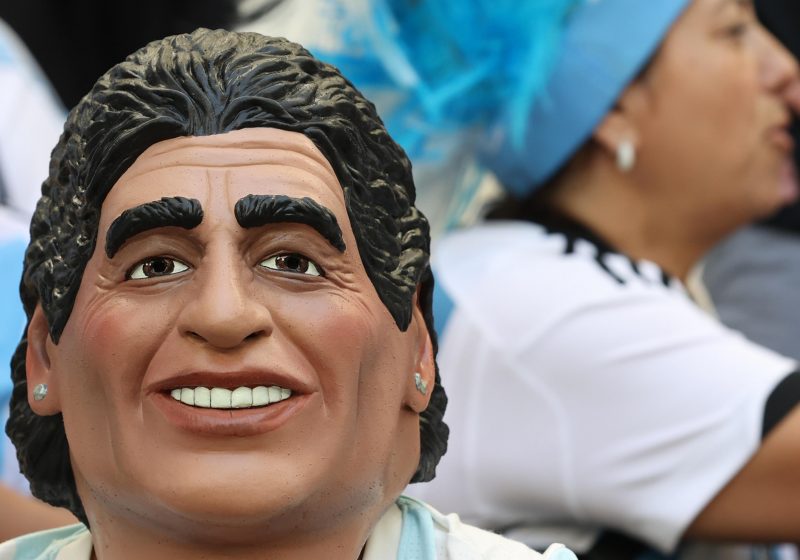 Proyecto Pelusa consegna a un ragazzo foto di Maradona scattata 41 anni fa