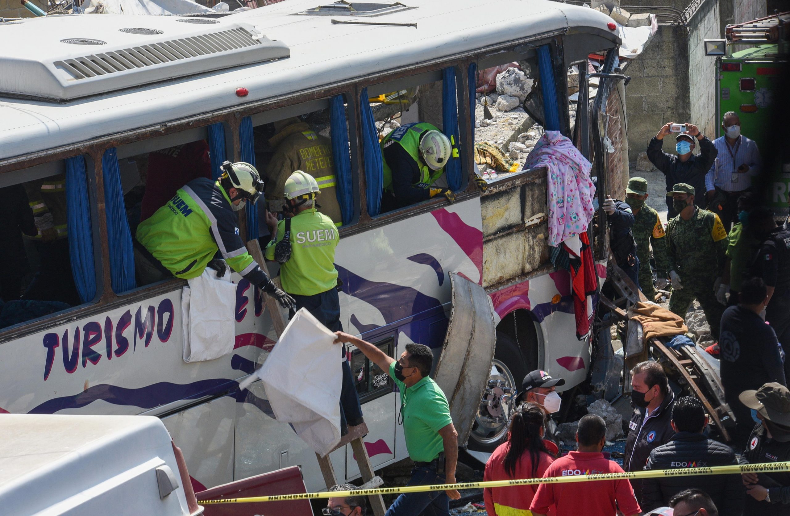 Choque de autobús en México: 15 muertos