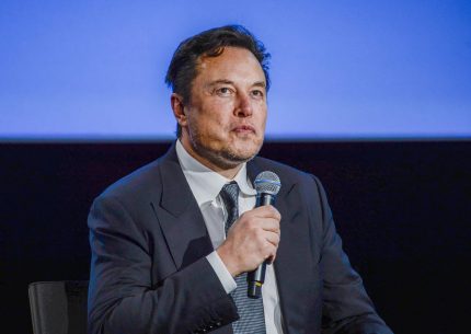 Musk perde il primo posto su Forbes