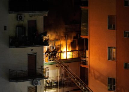 Incendio Catania, abitazione in fiamme, pompieri al lavoro - per spegnere le fiamme - alla ricerca di eventuali presenze in casa.