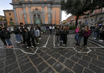 Scuola Napoli contestazione della mamme, in occasione del rientro in classe dei ragazzi, presso la Scuola San Giovanni Bosco di Ponticelli.